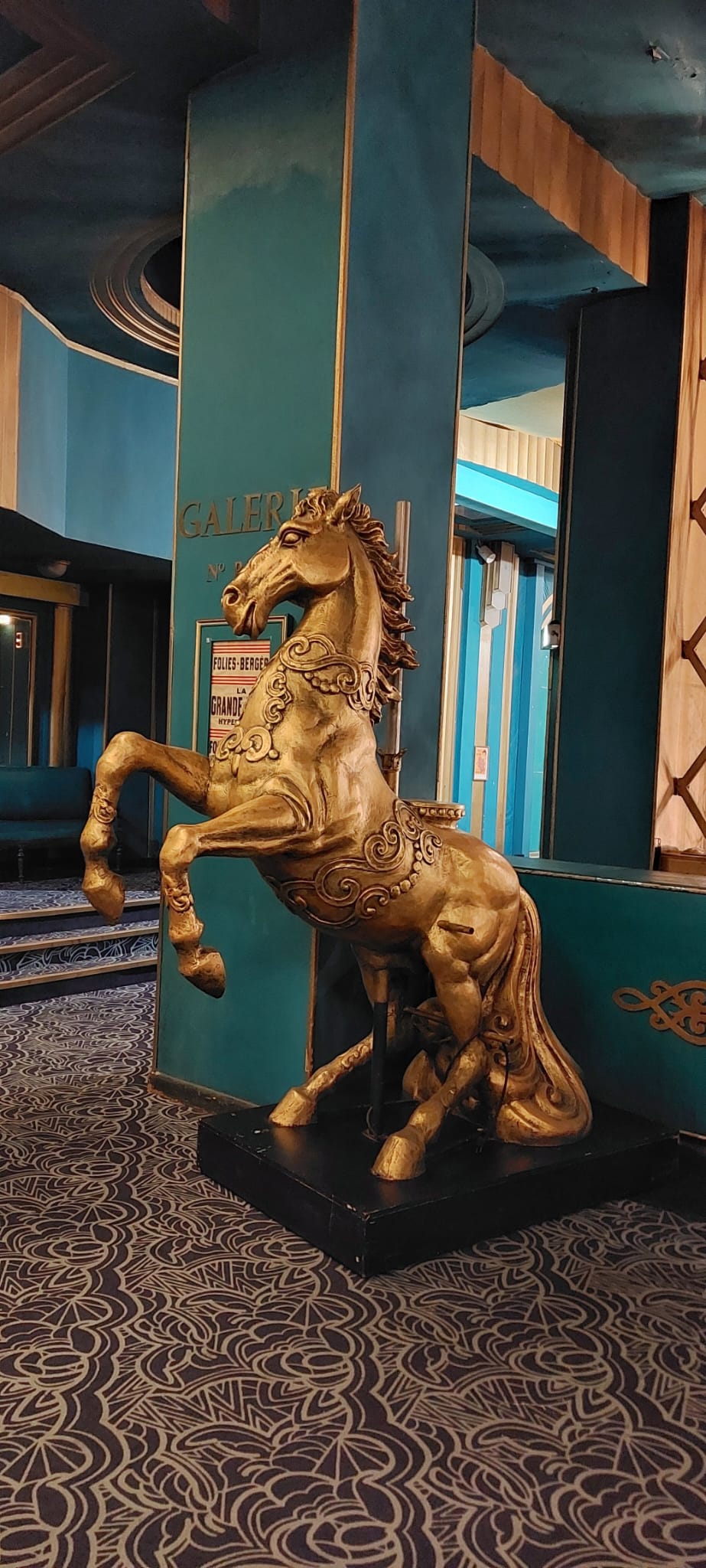 Chevaux de carrousel à l'entrée des Folies Bergère